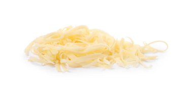 Beyaza izole edilmiş lezzetli rendelenmiş peynir yığını.