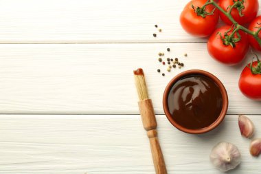 Beyaz ahşap masadaki kasede leziz barbekü soslu düz kompozisyon. Metin için boşluk