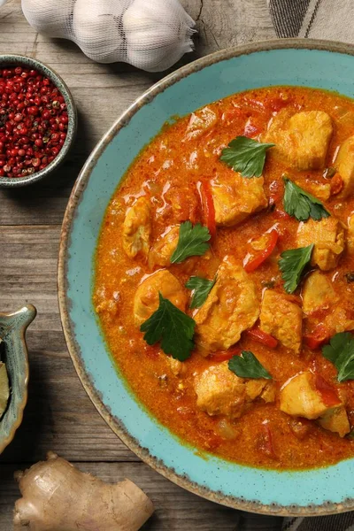 Lezzetli tavuk körisi ve ahşap masa üzerindeki malzemeler, düz yatıyordu.