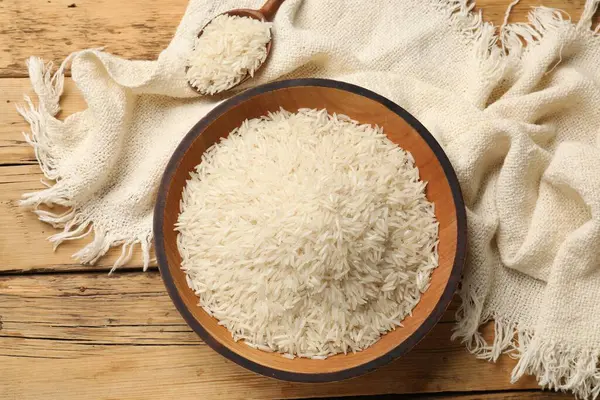 Tahta masada çiğ basmati pilavı. düz yat