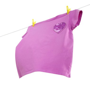 Çamaşır ipinde kurumuş bir menekşe tişört beyaza izole edilmiş.