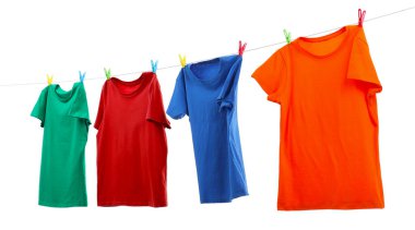 Çamaşır ipinde kurumuş renkli tişörtler beyazda izole edilmiş.