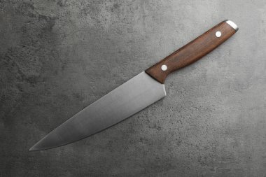 Gri desenli masada bir bıçak, üst manzara.