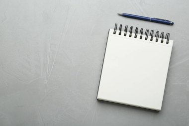 Defter ve kalem ışık desenli masa, üst manzara. Metin için boşluk