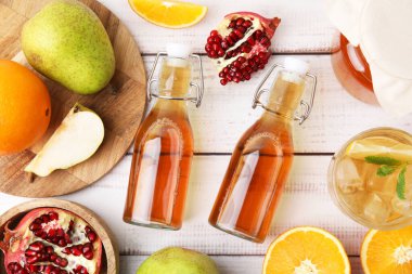 Lezzetli kombu çayı ve beyaz ahşap masada taze meyveler.