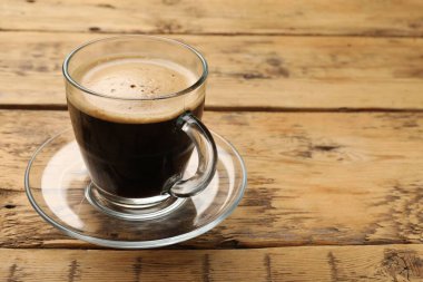 Ahşap masada bir fincan aromatik kahve, yakın plan. Metin için boşluk