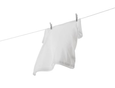 Çamaşır ipinde kurumuş bir tişört beyaz, düşük açılı görüşte izole edilmiş.