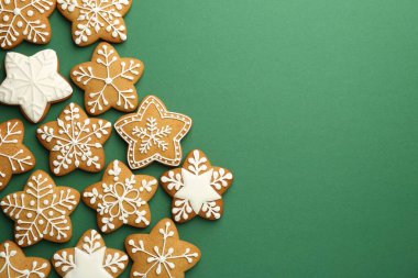 Yeşil arka planda kremalı lezzetli Noel kurabiyeleri. Metin için boşluk