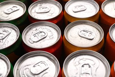 Islak kutularda enerji içecekleri, yakın plan. Fonksiyonel içecek