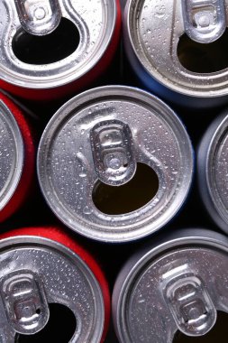 Enerji içecekleri arka plan olarak ıslak kutularda, üst görünümde. Fonksiyonel içecek