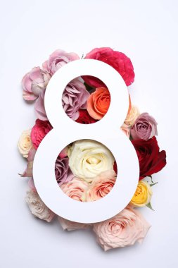 8 Mart tebrik kartı tasarımı, beyaz arka planda çiçekler, üst manzara. Uluslararası Kadınlar Gününüz kutlu olsun.