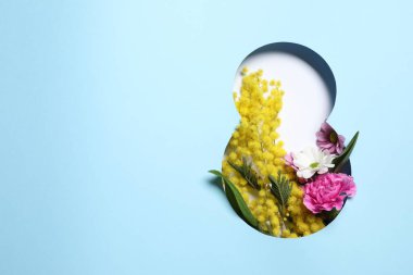 8 Mart tebrik kartı tasarımı, çiçekler ve metin için alan, üst görünüm. Uluslararası Kadınlar Gününüz kutlu olsun.