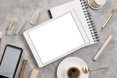 Düz kompozisyon ve açık gri masada modern tablet. Metin için boşluk
