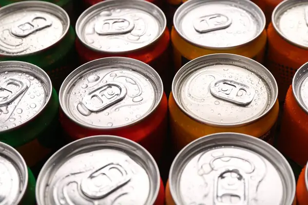 Islak kutularda enerji içecekleri, yakın plan. Fonksiyonel içecek