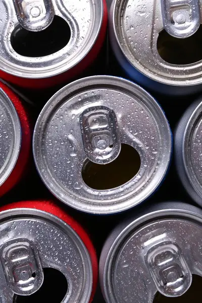 Enerji içecekleri arka plan olarak ıslak kutularda, üst görünümde. Fonksiyonel içecek