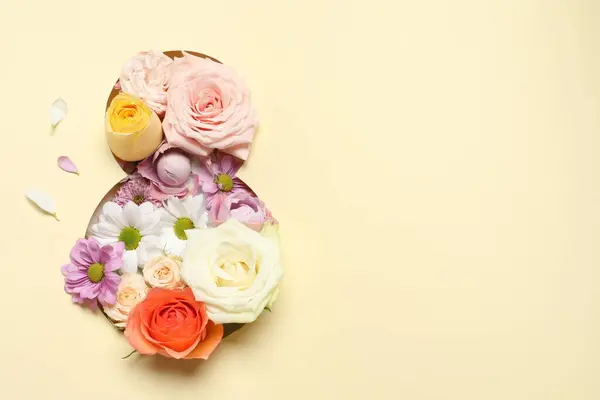 テキスト トップビューのための花とスペースとのグリーティングカードのデザイン ハッピーインターナショナル ウィメンズデー — ストック写真