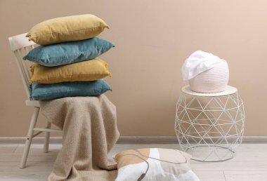 İçerideki bej duvarın yanında yumuşak yastıklar ve sıcak battaniye.