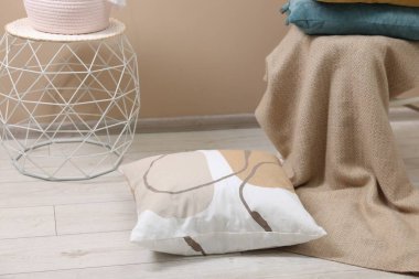 Hafif zeminde yumuşak bir yastık.