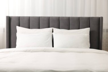 Evdeki yumuşak beyaz yastıklar ve yorganlar