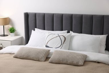 Evdeki yatakta yumuşak yastıklar ve yorganlar