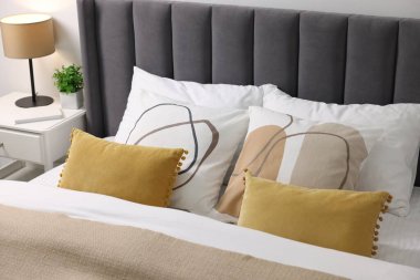 Evdeki yatakta yumuşak yastıklar ve yorganlar