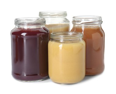 Bebek maması. Beyaz kavanozlarda farklı sağlıklı püre.