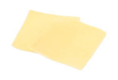 Lezzetli taze peynir dilimleri beyaz üzerine izole edilmiş.