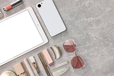 Düz kompozisyon ve açık gri masada modern tablet. Metin için boşluk