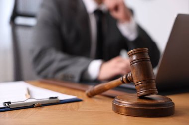 Tahta masada dizüstü bilgisayarla çalışan noter tokmağa odaklan.