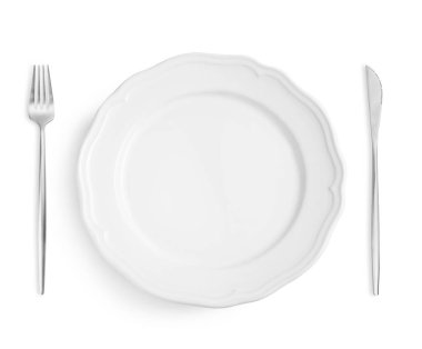 Temiz plaka, çatal ve bıçak beyaz arka planda, üst manzara