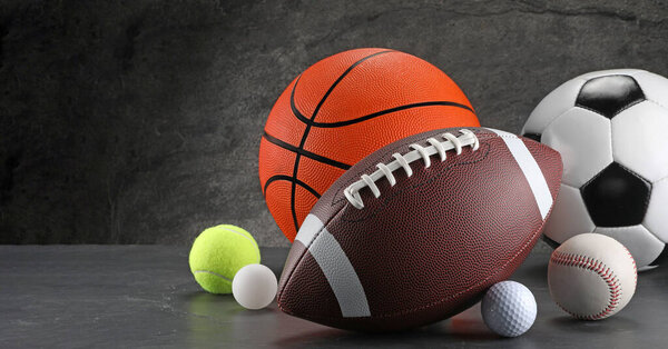 Много разных спортивных мячей на темном фоне, места для текста. Баннерный дизайн