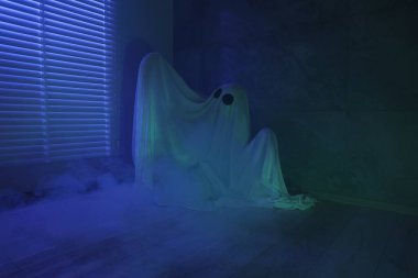 Ürkütücü hayalet. Pencerenin yanında, mavi ışıkla kaplanmış kadın.