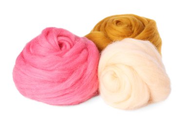 Beyaz üzerine izole edilmiş bej, sarı ve pembe yün.