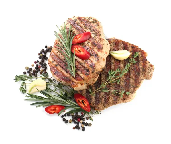 Beyaz arka planda leziz ızgara domuz bifteği ve baharatlar.