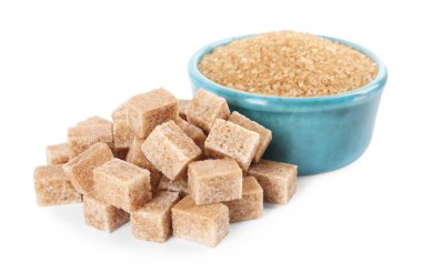 Beyaz üzerine izole edilmiş farklı kahverengi şeker ve kase türleri