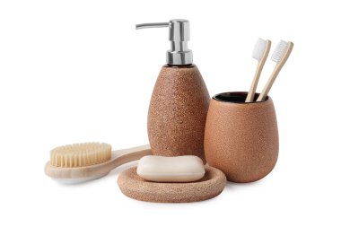 Banyo aksesuarları. Beyaza izole edilmiş farklı kişisel bakım ürünleri.