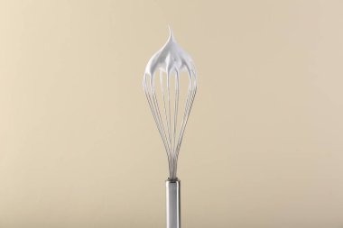 Bej arka planda krem şantili çırpma