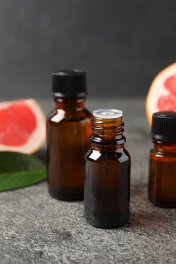 Koyu dokulu masada, şişelerde greyfurt yağı.