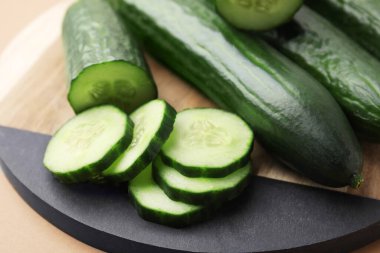 Bej arka planda taze salatalıklar, yakın plan.