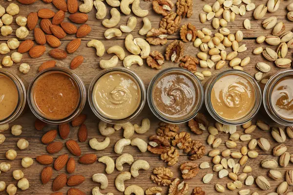 Kase içinde fındık ezmesi ve ahşap masa üzerinde malzemeler, düz yatıyordu.