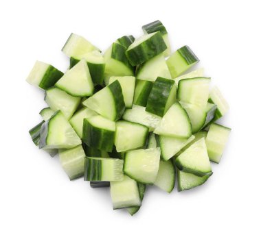 Beyaz manzaralı, taze kesilmiş salatalık yığını.