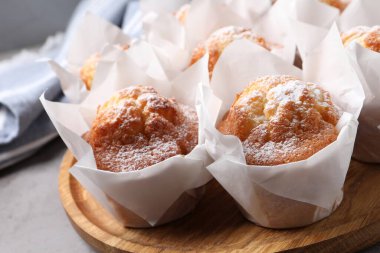 Masada pudra şekerli lezzetli kekler, yakın plan.