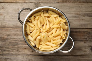 Ahşap masadaki süzgeçli makarna nefis olmuş.