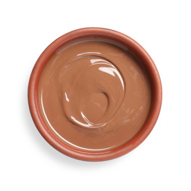 Erimiş sütlü çikolata kasede izole edilmiş, beyaz manzaralı.