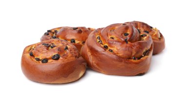 Beyaza izole edilmiş kuru üzümlü lezzetli börekler. Tatlı çörekler.