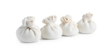 Pişmemiş khinkali (hamur tatlısı) beyaz üzerine izole edilmiş. Gürcistan mutfağı