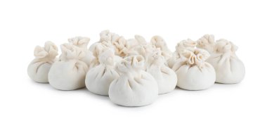 Pek çok pişmemiş khinkali (hamur tatlısı) beyaz üzerine izole edilmiş. Gürcistan mutfağı