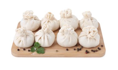 Pişmemiş khinkali (hamur tatlısı) ve beyaz üzerine izole edilmiş baharatlar. Gürcistan mutfağı