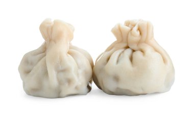 Beyaza izole edilmiş iki lezzetli khinkali (hamur tatlısı). Gürcistan mutfağı