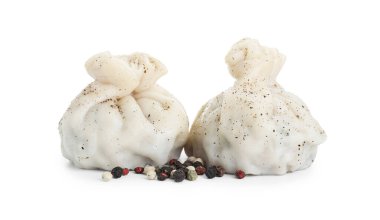 İki lezzetli khinkali (hamur tatlısı) ve beyaz üzerine izole edilmiş baharatlar. Gürcistan mutfağı